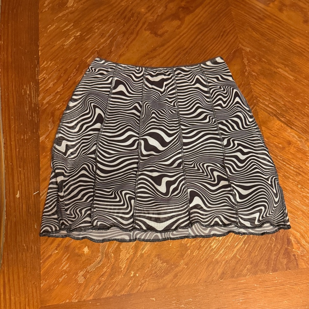 H&M Black and White Patterned Mini Skirt
